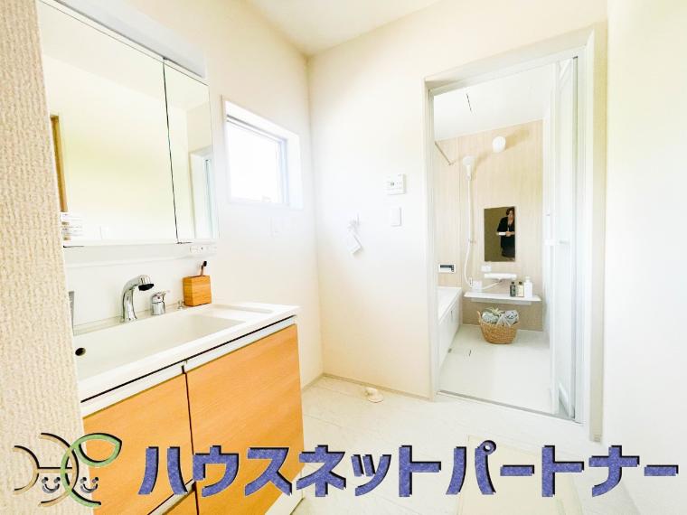 洗面室は窓の光が差し込み明るく清潔感があります。三面鏡は朝の支度が大助かり。