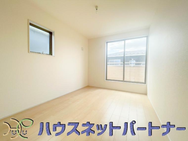 陽射しが差し込む明るいお部屋。朝は太陽の光を浴びて一日の始まりです。広いクローゼットも有難い。