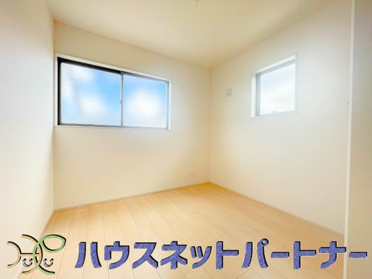広過ぎず、快適すぎない子ども部屋。勉強と寝るだけの部屋にすることで閉じこもりがなくなり、リビングで過ごす時間が増えると言われています。