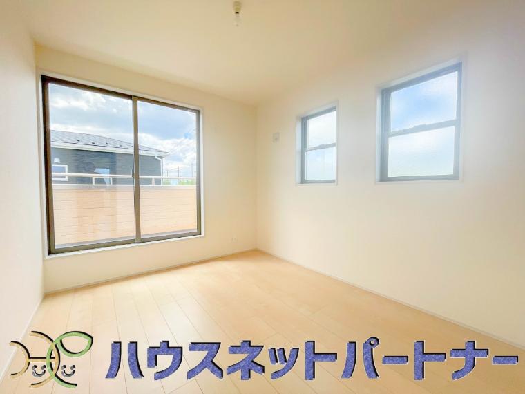 太陽の光がお部屋を照らしてくれます。こんな朝を迎えると今日一日を頑張ろうと思えてきますよね。
