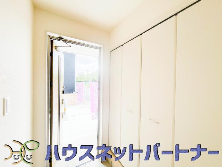 シューズボックはワイドなのでたくさんの靴が収納できます。玄関をスッキリと使えます。