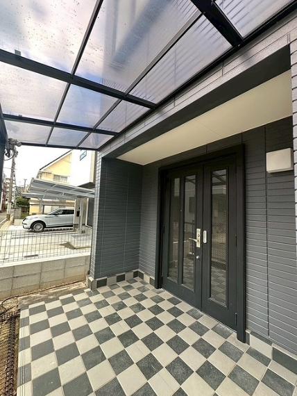 玄関 玄関にはテラス屋根があります。雨に濡れずに室内に入れます。