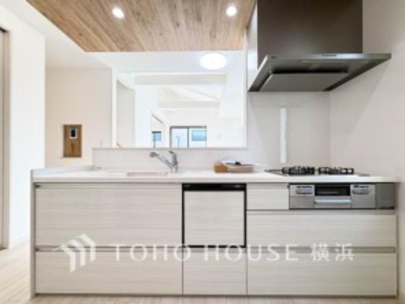 機能性とデザイン性を兼ね備えたシステムキッチン。リビングとの一体感も考慮され、美しい空間が実現。