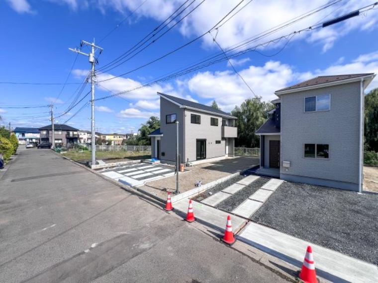低層の一戸建てを中心とした街並みが整然と続き、周辺は高い建物が建っていないので、採光や開放性に恵まれ、空が広く緑の多い閑静な趣を感じる環境です。
