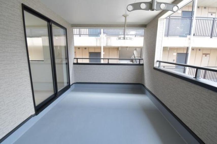 同仕様写真（内観） 同社施工例写真 お天気の急変も安心なインナーバルコニー 南向き日当たり良好です！ 色・仕様は実際の物件と異なる場合がございます。