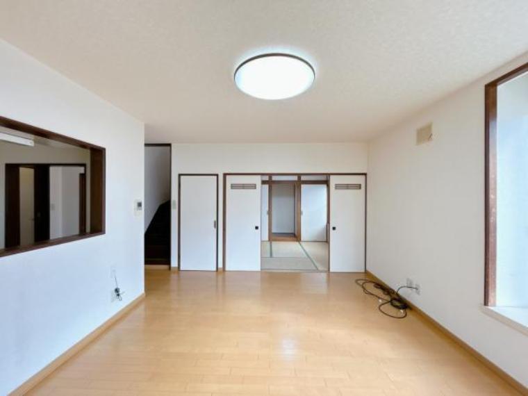 居間・リビング 【リビング】リビングよこに和室があるため、空間が広く感じられます。和室の引き戸を閉めれば客間としてもご利用いただけます。