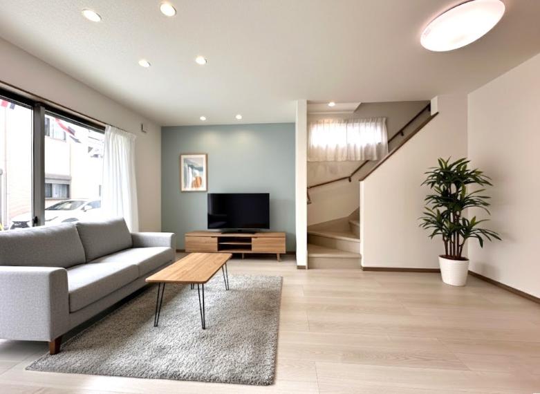 【C号棟 LDK17.5帖】パントリー収納やユーテリティスペースを設けた1階リビングフロア*AIによる家具や植栽を加工配置しています、価格には含まれません。