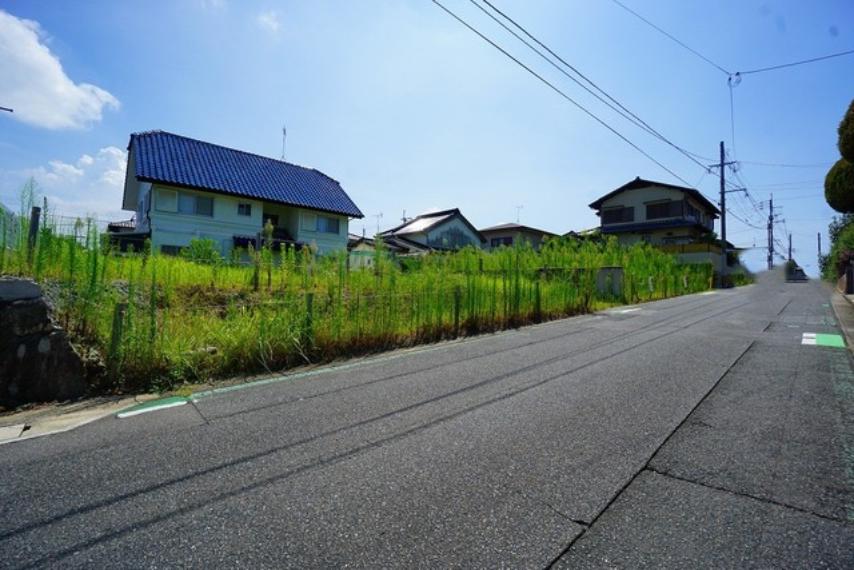 前面道路は北側約6m。 車の離合もスムーズです＾＾