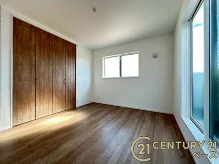 ■現地撮影写真■開放感のある広々した主寝室！他に洋室が2部屋ございます！