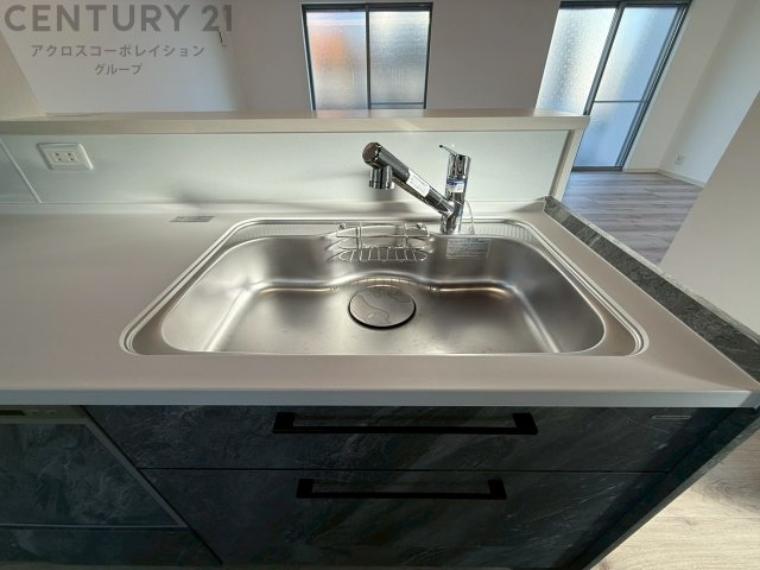 大きなシンクでお鍋などの大きな調理器具を洗う際にも便利です。