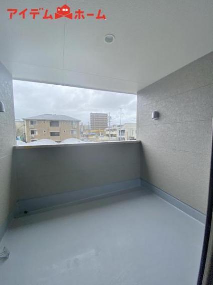 1号棟<BR/>南向きで陽当りの良いバルコニーは、<BR/>お洗濯が楽しくなりますね！