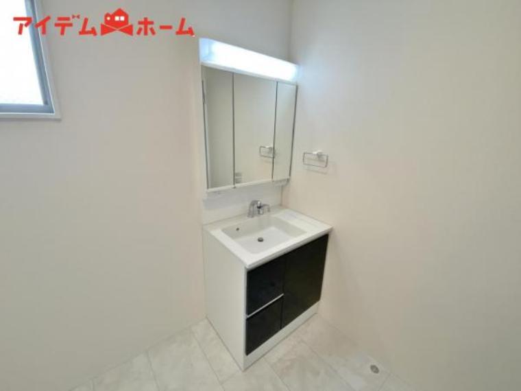1号棟<BR/>ゆとりの洗面スペースで朝の身支度も快適スムーズ。<BR/>鏡の裏にはたっぷりと収納を装備！