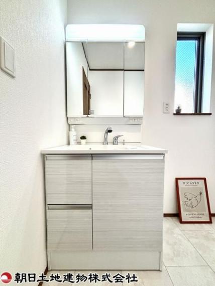 鏡の裏が収納になっている、三面化粧台を設置しました。