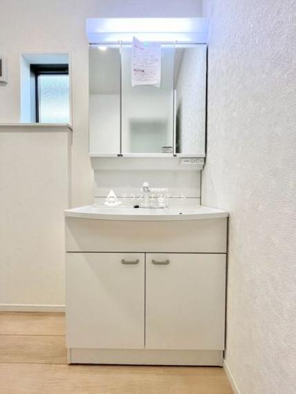 ■■洗面台■■女性に嬉しい3面鏡の洗面台です。