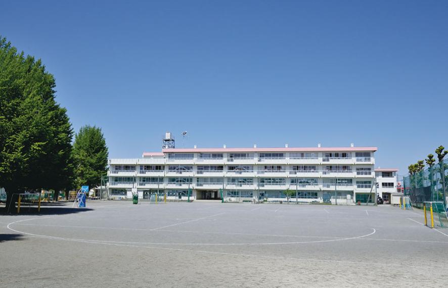 市立鶴瀬小学校<BR/>埼玉県富士見市羽沢2丁目1-1（約650m・徒歩9分）