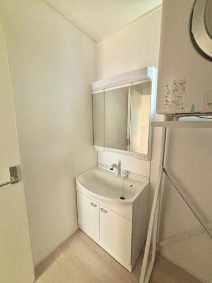 お出かけ前の身だしなみに一歩差がつく三面鏡。ミラー裏にはたっぷり収納もございます。