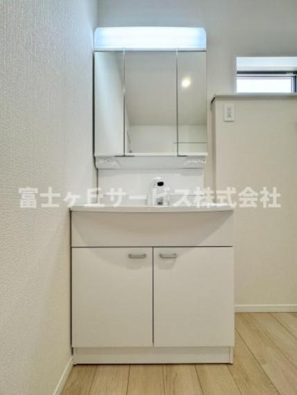 朝の身支度に便利な独立洗面台です