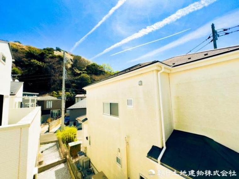 【眺望】太陽の温かな温もりをいっぱい受け止めてくれます。太陽の光と爽やかな風を受けたお洗濯物はあっという間に乾き、取りこむ時には太陽の匂いを感じられそうですね。