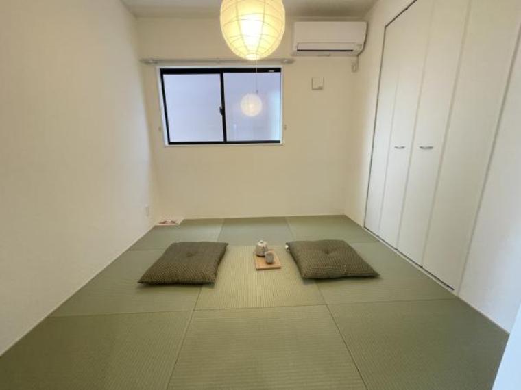 シンプルで温かみのあるデザインで、ゆったりと過ごせます。※イメージ画像です。