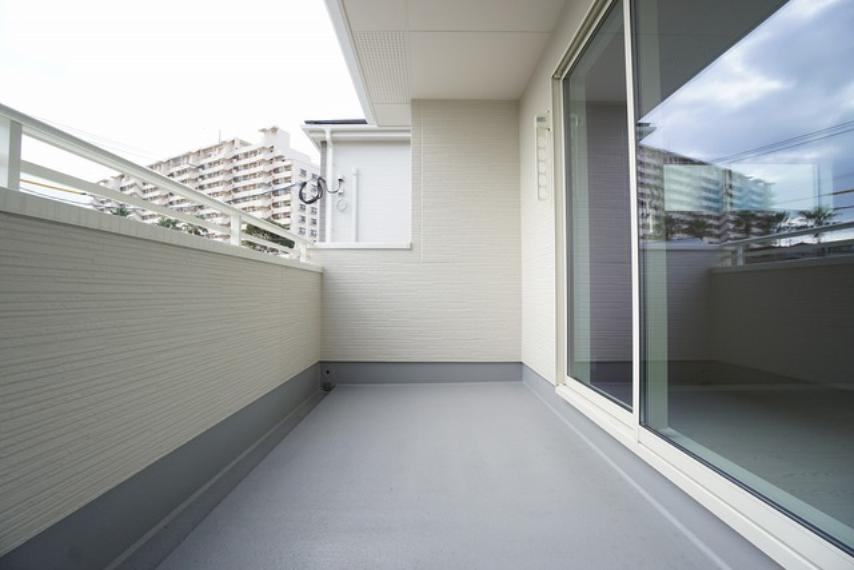 同仕様写真。陽当たりの良いバルコニーです。お洗濯やお布団干しはもちろん、日光浴スペースにも。足元は防水工事施工済です。