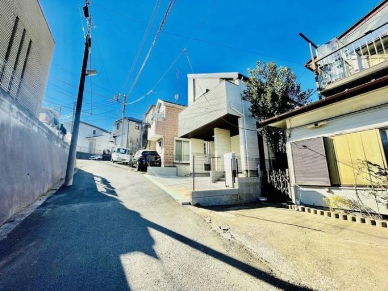 前面道路含む外観