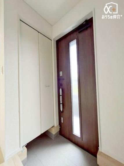 ～・～Entrance～・～気品あるデザイン性を持つ玄関は、住む方の満足感を満たすクオリティ。帰宅するご家族や、訪れる方を気持ちよく迎える・安らぎに満ちた生活空間を予感させてくれます。