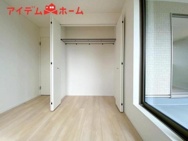 各居室に収納付きです。