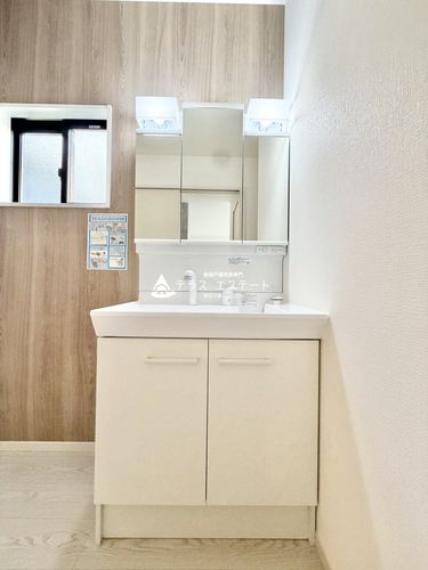 ■■洗面台■■女性に嬉しい3面鏡の洗面台です。