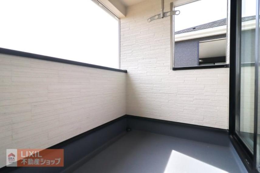【バルコニー】現地完成写真。広々バルコニーでお布団や洗濯物がたくさん干せます