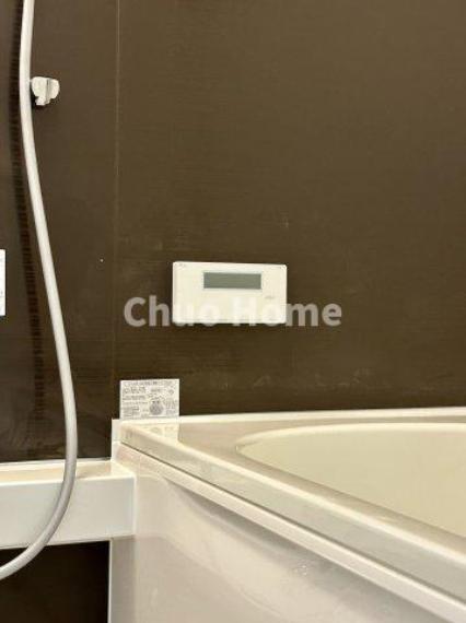 【給湯リモコン】外での一日を忘れさせてくれるオートバス機能でお好みの湯量・温度に調整された浴槽。