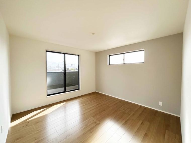 2階9帖の洋室。WIC完備。バルコニーに面した明るいお部屋です。 寝室にもオススメです。