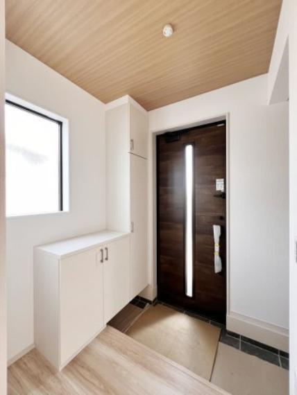 帰宅した家族や来訪者を出迎える玄関はシンプルで落ち着くデザイン。