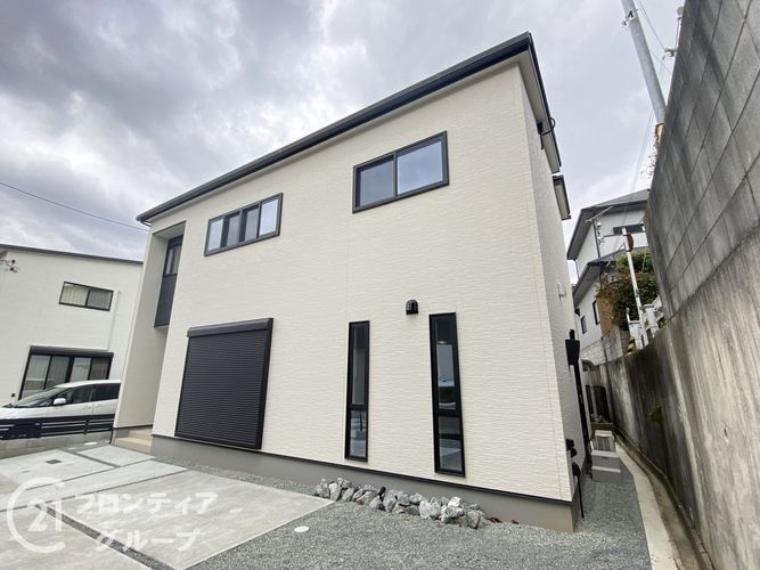 シンプルながらも存在感のある外観で、住む人を魅了し、日常に特別な時間をもたらします