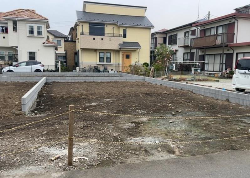 現地に行くなら、物件の周囲の地形がどうなっているかを見ることも大切です。周辺より低くなっている土地では、大雨などで水が集まりやすいため、地盤が弱くなっているということも考えられるため、注意が必要です。