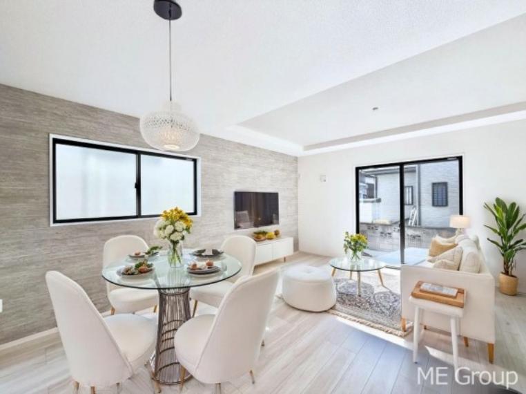 大きな窓からたっぷりの陽光と風を感じられるリビング※家具はCGです