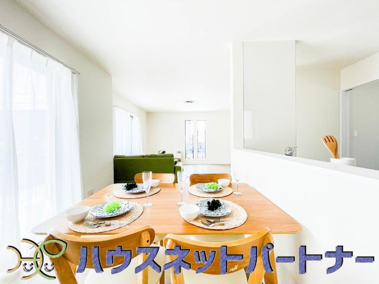 キッチンカウンターがあると配膳が楽なことがメリットの一つ。後片付けをするときも、ダイニングテーブルからあまり動かずに流し台へ運ぶことができるので便利です！
