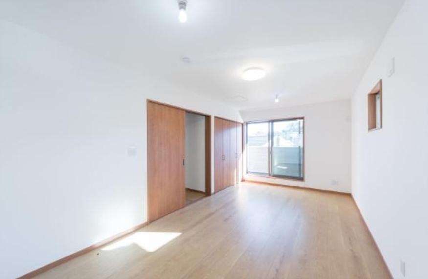 「主寝室」<BR/>明るく広々主寝室。ダブルベッドも楽々配置可能です。