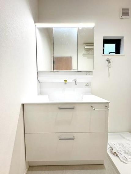 嬉しい三面鏡付き独立洗面台