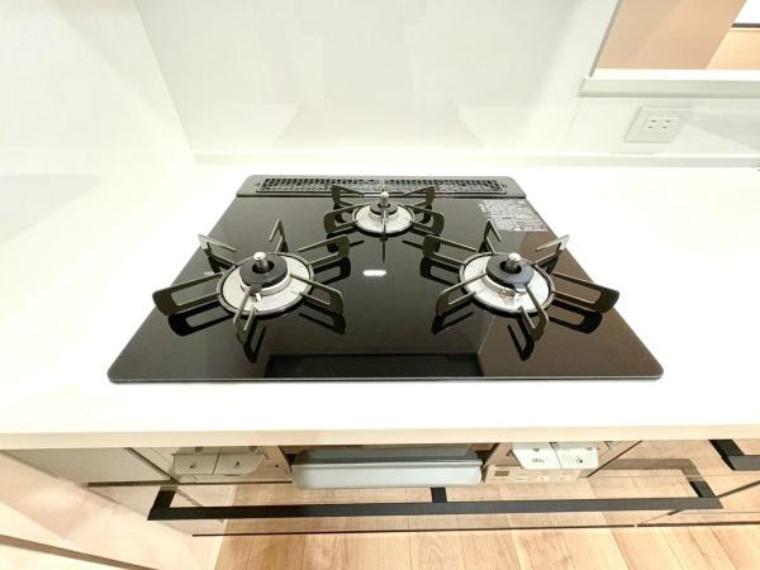 三口コンロ、グリル付き。