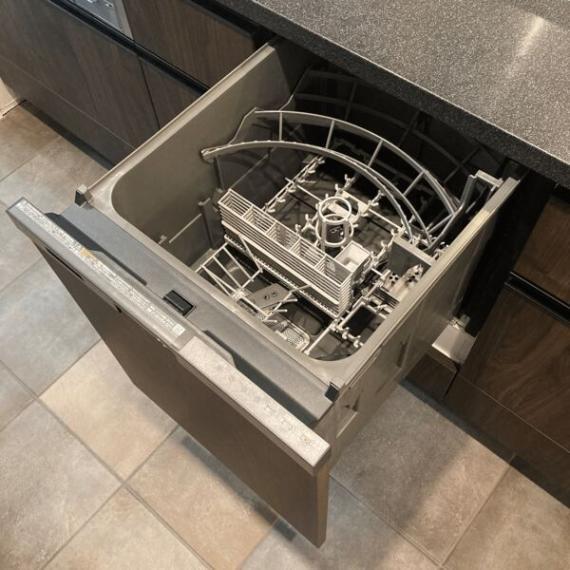 キッチンがすっきりと見えるビルトイン食器洗い乾燥機は使う水量が手洗いに比べて少量のため節水ができランニングコストがお得になります
