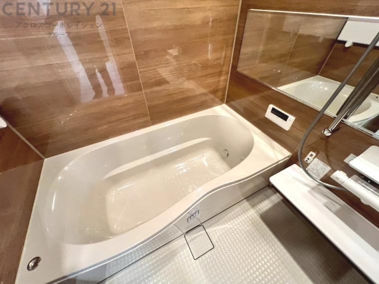 ユニットバスは省スペースでありながら、シンプルな設計と使いやすさを備え、簡便なメンテナンスが可能です。またミラー・小物置き場もあり便利です。