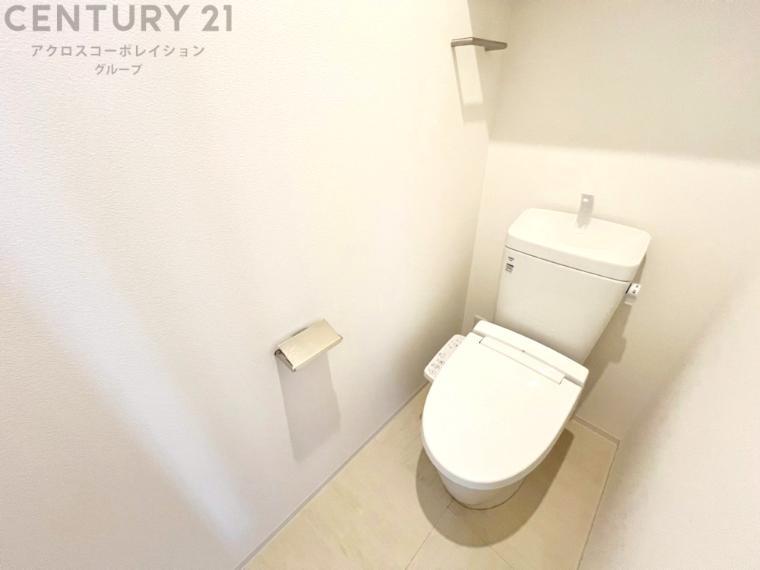 温水洗浄便座付トイレは温水洗浄機能により、暖かい水でおしりを洗浄することができ、冷たい水を使う従来の便座に比べ、温水洗浄機能で暖かいトイレを提供し、快適な使用を可能にします。