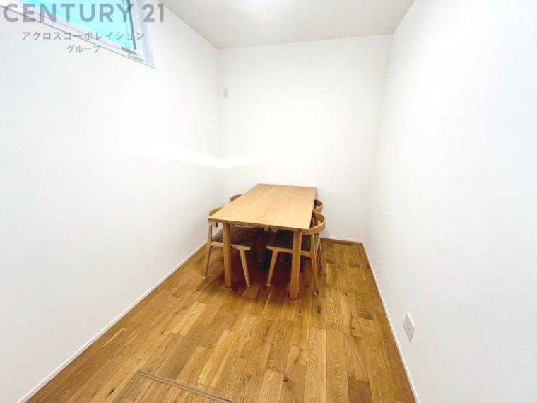 明るい色合いのフローリングとクロスを使用した洋室は家具やインテリアとも調和しやすく空間が広く感じられ開放感を生み出します。自然光を効果的に反射し、室内を明るく保つため、日中の照明使用を抑えられます。