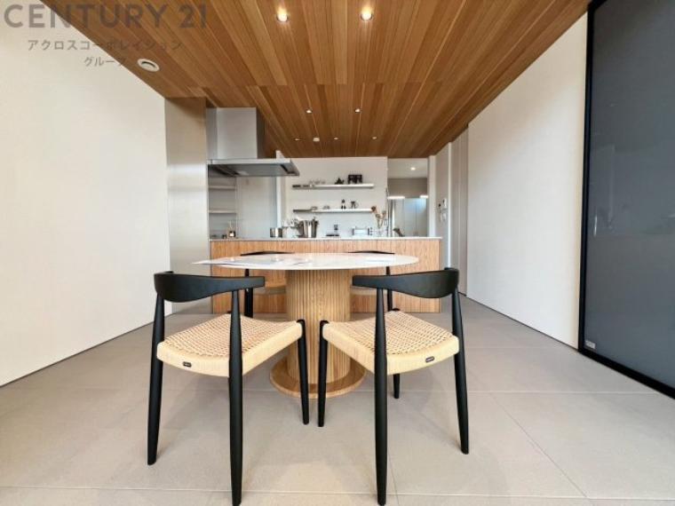 キッチン前のダイニングスペース カウンターキッチンから料理の受け渡し等に便利です。ダイニングセットを置いても十分な広さを確保。