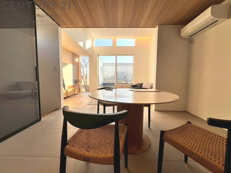 キッチン前のダイニングスペース カウンターキッチンから料理の受け渡し等に便利です。ダイニングセットを置いても十分な広さを確保。