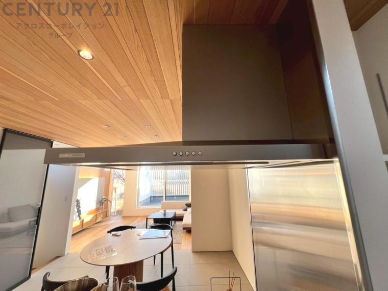 パワフルな吸引力で調理中の臭気等をしっかり処理してくれ、室内を快適に保ってくれます。