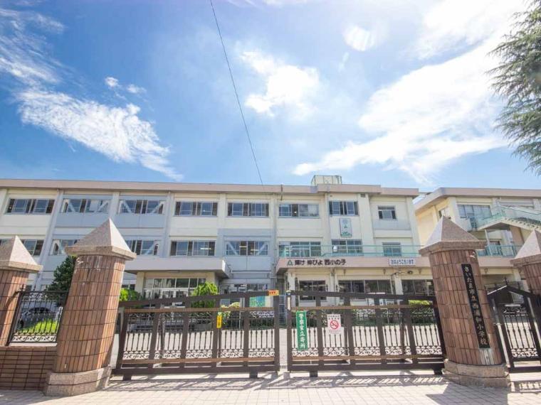 西浦和小学校(歴史を誇る西浦和小学校。「夢がわき 心もはずむ 西小の子」の理想が掲げられ、素直で心が豊かな子、進んで学習する子、ねばり強くたくましい子、の教育目標を持ちます。)(約630m)