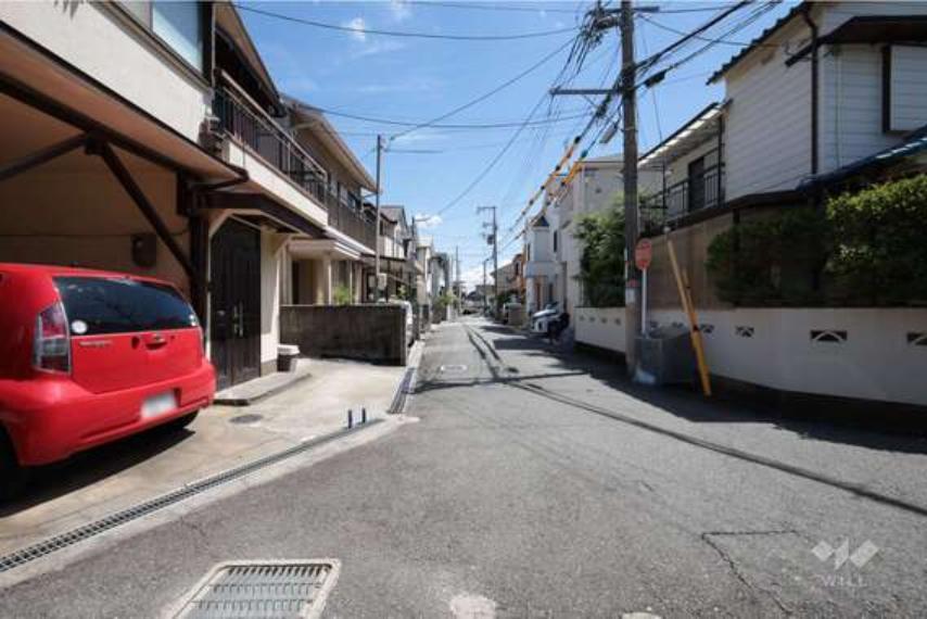 物件の東側前面道路（西側から）［2025年8月22日撮影］