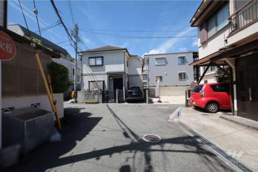 物件の東側前面道路（東側から）［2025年8月22日撮影］