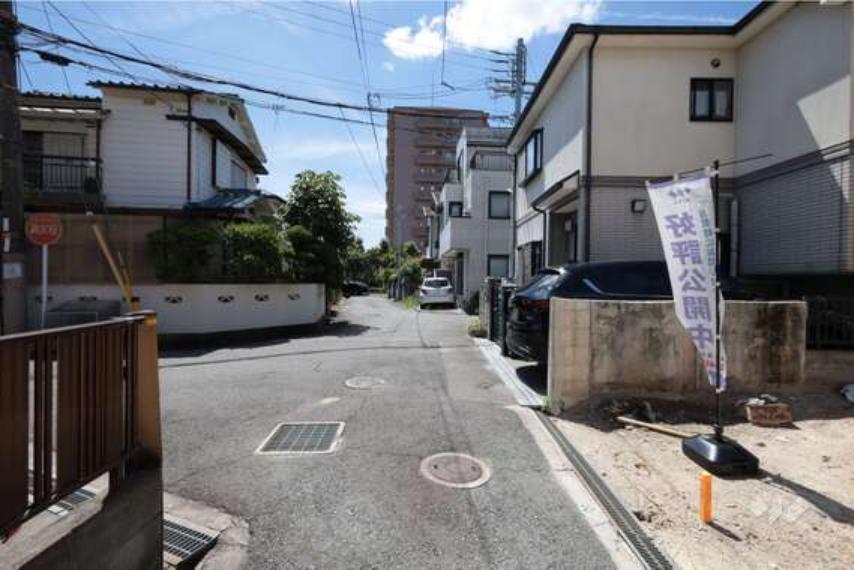 物件の東側前面道路（北側から）［2025年8月22日撮影］